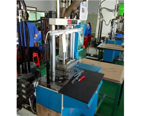 Vertical injection molding machine