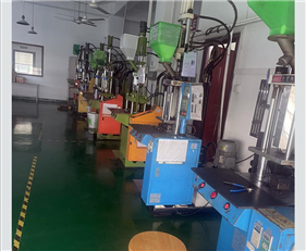 Vertical injection molding unit