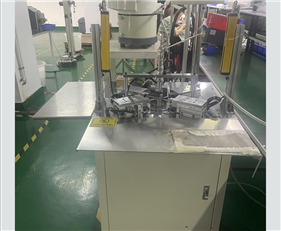 Automatic screw assembly machine